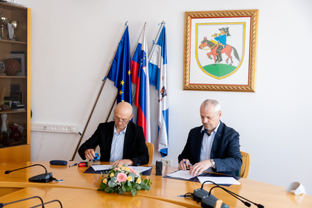 OBČINA PIVKA PODPIS POGODBE TRNJE 22.4.2026 - Valter Leban-3011